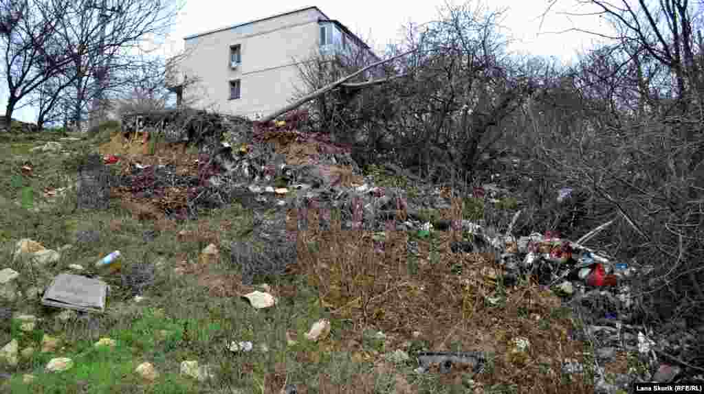 Куча бытового мусора на склоне Докового оврага у дома №23 по проспекту Победы