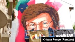 Az utolsó simításokat végzik azok a falfestményen, amelyen Karikó Katalin, a BioNTech alelnökének portréja látható Budapesten, 2021. augusztus 28-án. REUTERS /Fenyo Kriszta