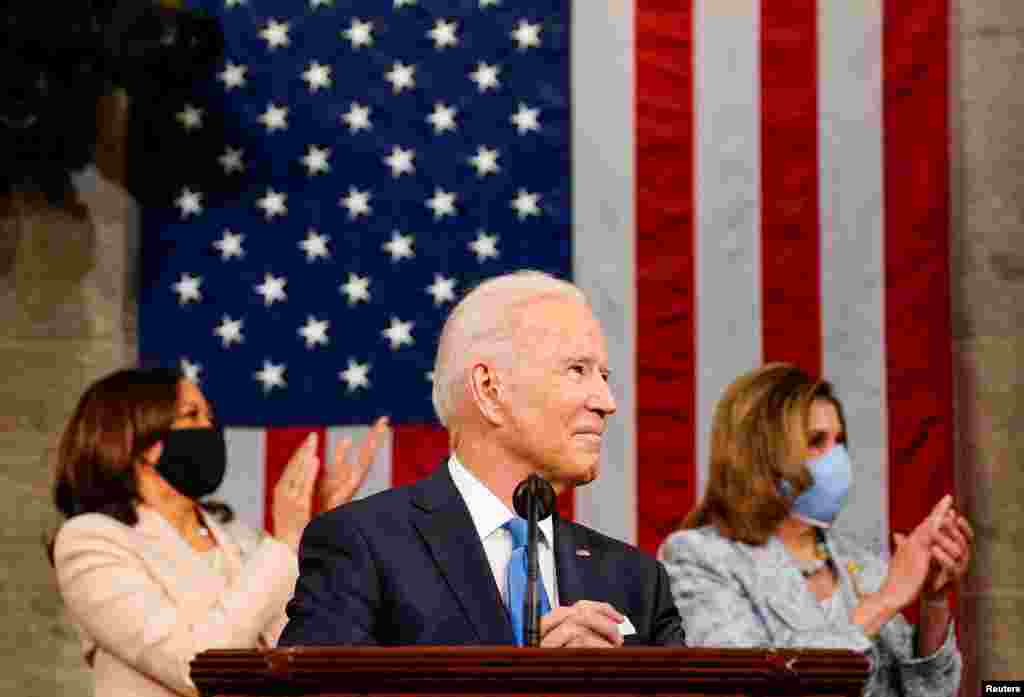 Joe Biden Kamala Harris alelnökkel és Nancy Pelosi házelnökkel egy 2021 áprilisi kongresszusi ülésen. Harris történelmet írt, ő az első női, az első afroamerikai és az első ázsiai származású alelnöke az Egyesült Államoknak