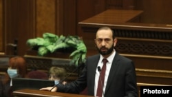 Министр иностранных дел Армении Арарат Мирзоян в парламенте, 19 января 2022 г.