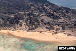 Imazh satelitor që shfaq një zonë në Tonga të mbuluar nga hiri vullkanik.