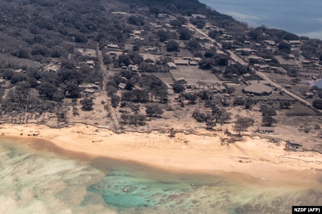 Imazh satelitor që shfaq një zonë në Tonga të mbuluar nga hiri vullkanik.