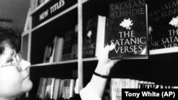 نسخه‌ای از رمان جنجالی آیات شیطانی در یک کتابفروشی در لندن، تنها دو روز پس از صدور فتوای آیت‌الله خمینی در بهمن ماه ۶۷