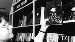 نسخه‌ای از رمان جنجالی آیات شیطانی در یک کتابفروشی در لندن، تنها دو روز پس از صدور فتوای آیت‌الله خمینی در بهمن ماه ۶۷