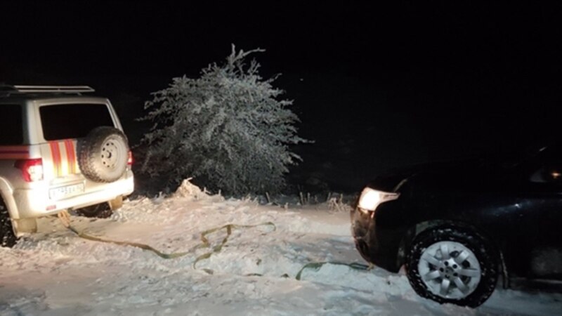 Непогода в Крыму: машина с пассажирами застряла в снежном заносе на Долгоруковской яйле