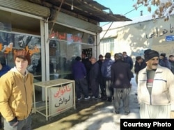 Sorban állás a kenyérfejadagért az iráni Szanandazsban