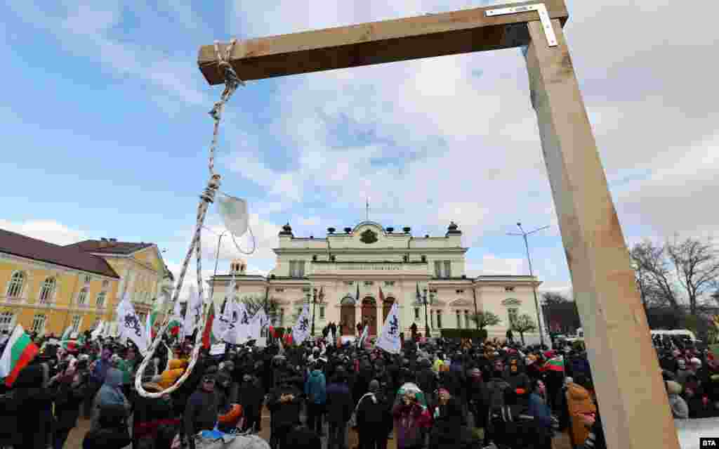 БУГАРИЈА - Демонстрантите кои се противат на ограничувања за спречување на ширењето на Ковид-19 во Бугарија денеска се судрија со полицијата пред зградата на парламентот во Софија. Тие успеаја да го пробијат полицискиот кордон и да стигнат до скалите на парламентот, а потоа беа истуркани назад. Бугарското министерство за внатрешни работи соопшти дека се повредени осум полицајци.