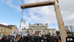 Протестиращи срещу противоепидемичните мерки и ваксините по време на пандемията от коронавирус в София са издигнали и безилка пред Народното събрание. Виждат се знамена на партия "Възраждане".