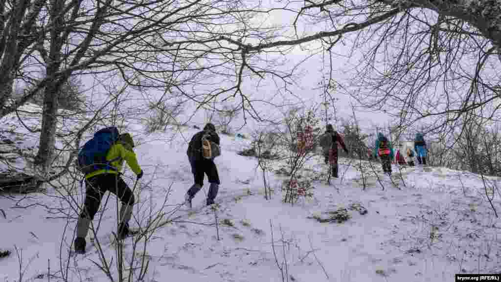 Turistler Sığır tar yolağından çıqa