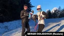 Белорусские лыжницы Светлана Андриюк и Дарья Долидович (слева).