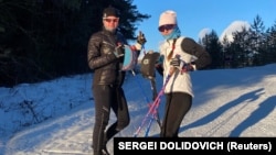 Лыжницы Светлана Андриюк и Дарья Долидович