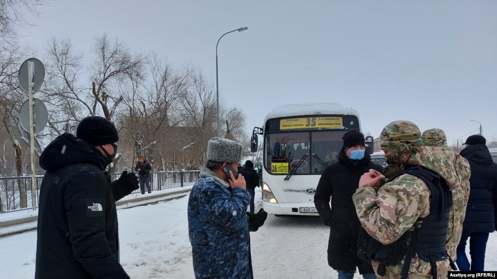 Қазақстан – Батыс Қазақстан облысы Орал қаласындағы наразылық жиыны. Күндізгі уақыттағылары 4 қаңтар, кешкісі 5 қаңтарға қараған түн. 2022 жыл