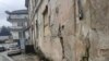 Распукани фасади во Битола по серијата земјотреси