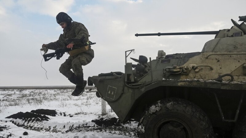 Stërvitje, diplomaci, mbrojtje: Fotografitë e fundit nga kriza në Ukrainë