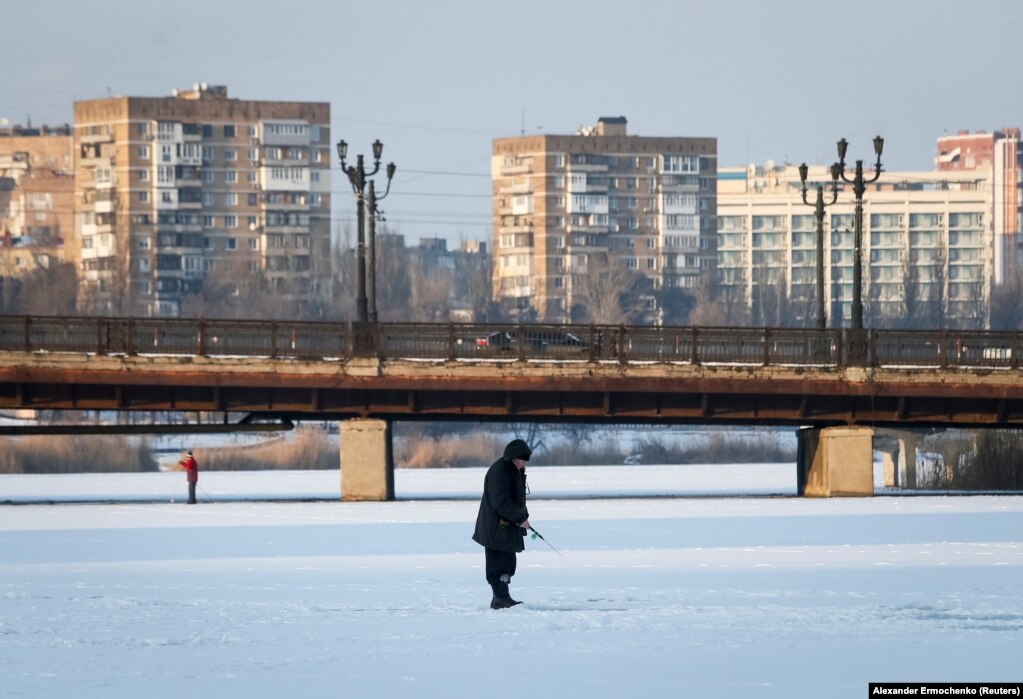 Një burrë duke peshkuar në lumin Kalmius, i mbuluar me akull në Donetsk, një qytet në lindje të Ukrainës i kontrolluar nga separatistët e mbështetur nga Rusia, më 26 janar.