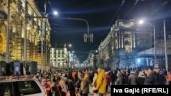 Učesnici protesta u organizaciji pokreta "Kreni - promeni" su 27. januara od Predseništva Srbije stigli do zgrade Vlade Srbije gde su ponovili svoje zahteve.