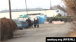 Гражданские, военные и бронетранспортер возле следственного изолятора в городе Талдыкоргане. 12 января 2022 года