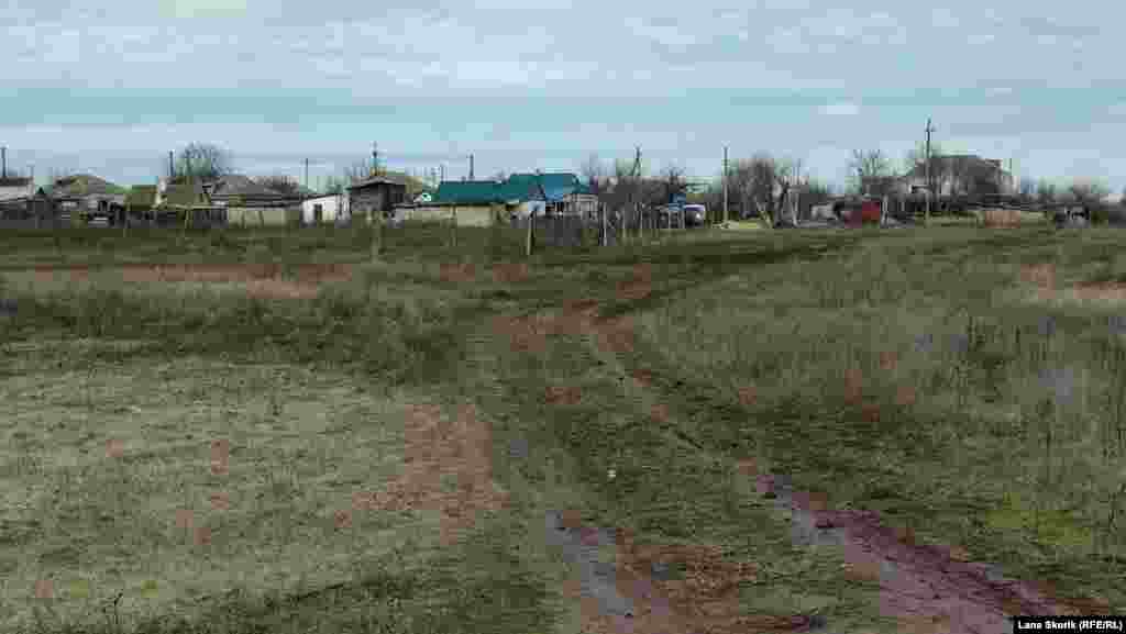 До соседнего села Новостепного, в котором находятся магазины, почта, детский сад и школа, менее 200 метров, но нормальной дороги между селами нет