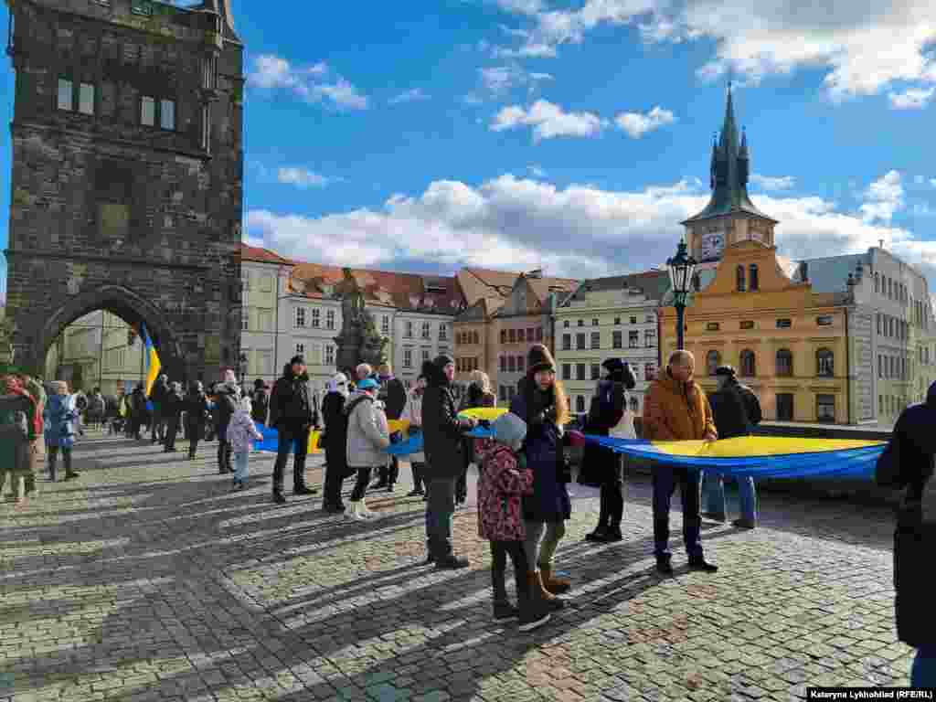 Учасники акції виносять прапор України на міст, який є візитівкою Праги і який знають в усьому світі