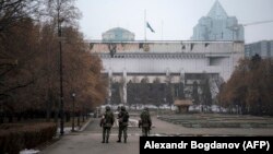 Казахстанские военные патрулируют участок вблизи резиденции президента Казахстана после январских волнений в городе. Алматы, 10 января 2022 года 