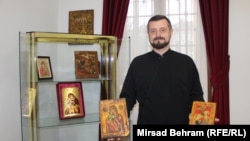 Branimir Borovčanin drži spašene ikone (5. januar 2022.)