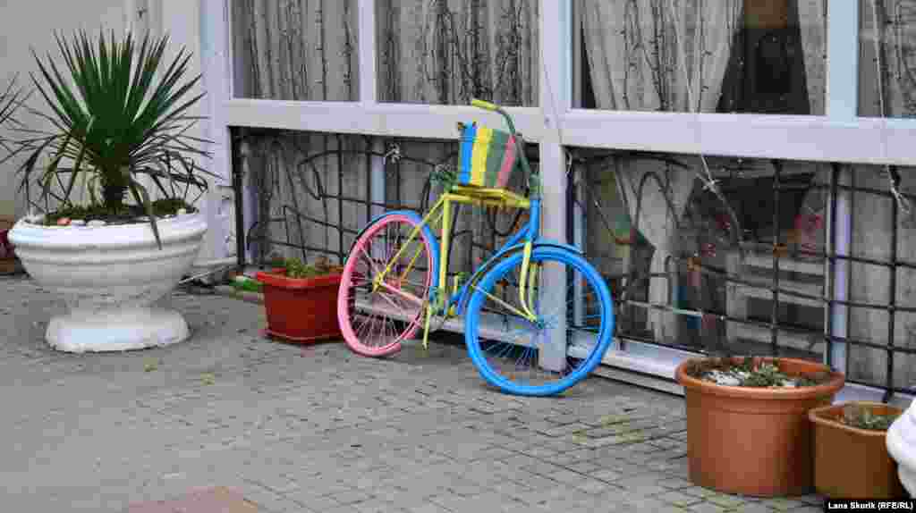 Декоративный велосипед возле одного из ресторанов на набережной