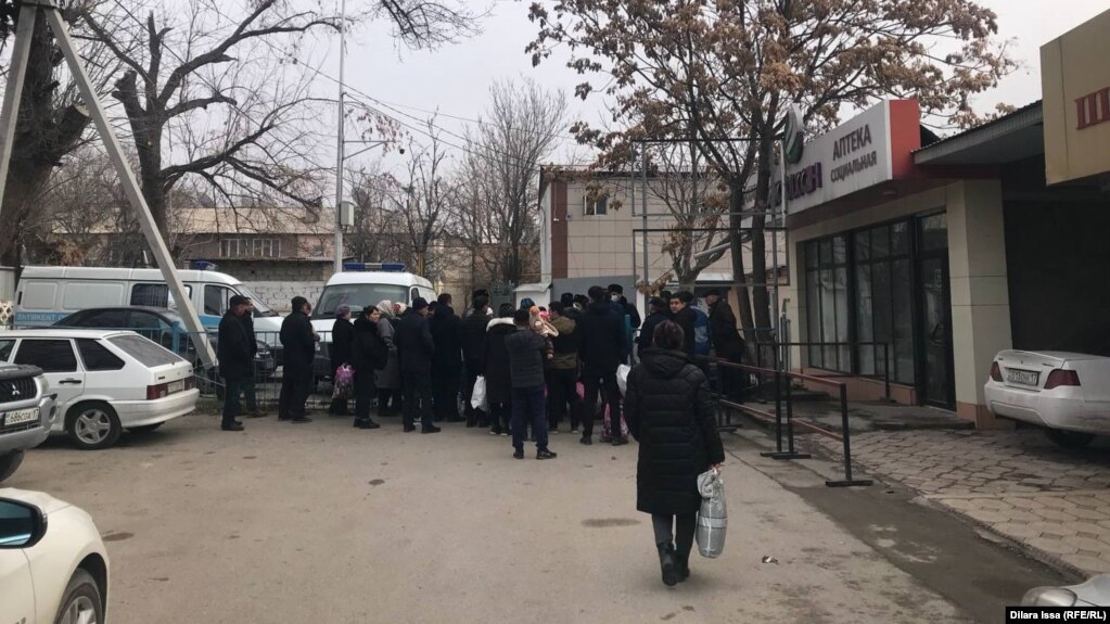 Родственники задержанных собрались возле изолятора в Шымкенте. 10 января 2022 года