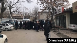 Родственники задержанных собрались возле изолятора в Шымкенте. 10 января 2022 года