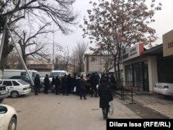 Люди шукають своїх родичів у пункті для затриманих в Шимкенті (Казахстан). 10 січня 2022 року