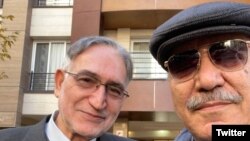 محمد نوری‌زاد در کنار وکیلش محمدحسین آقاسی پیش از بازگشت دوباره به زندان