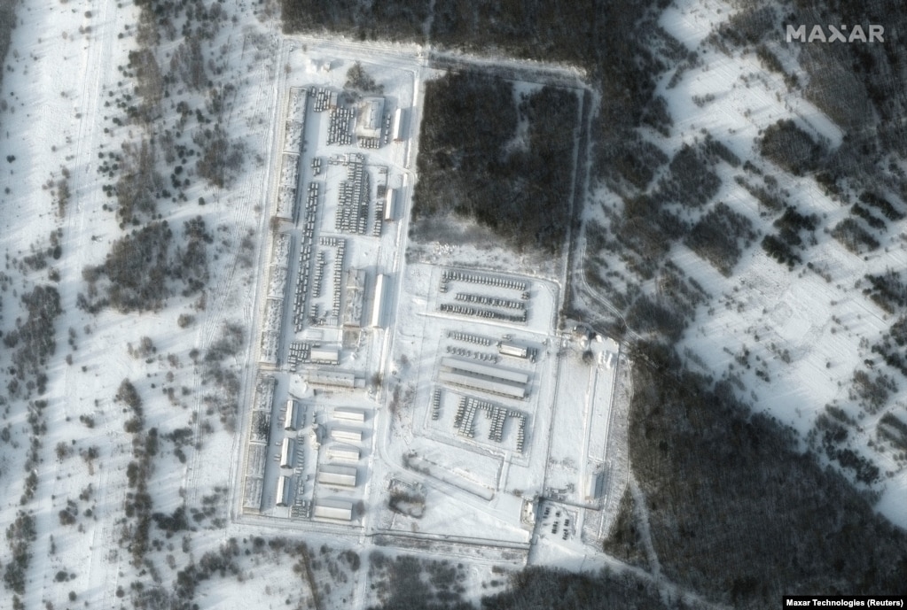 Военна техника, заснета на базата в Климово на 19 януари. По-стари снимки от Гугъл мапс на същата локация показват много по-малко военно присъствие.