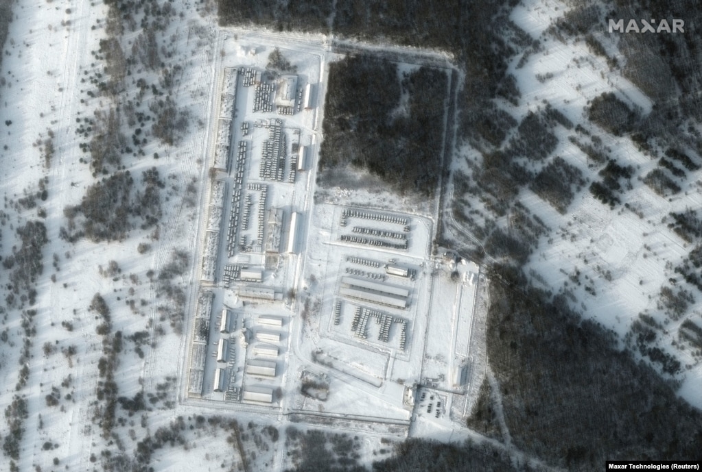 Військова техніка на складі в Климові, 19 січня. Більш давні зображення з Google Maps того самого місця зафіксували лише частину наявної нині військової техніки