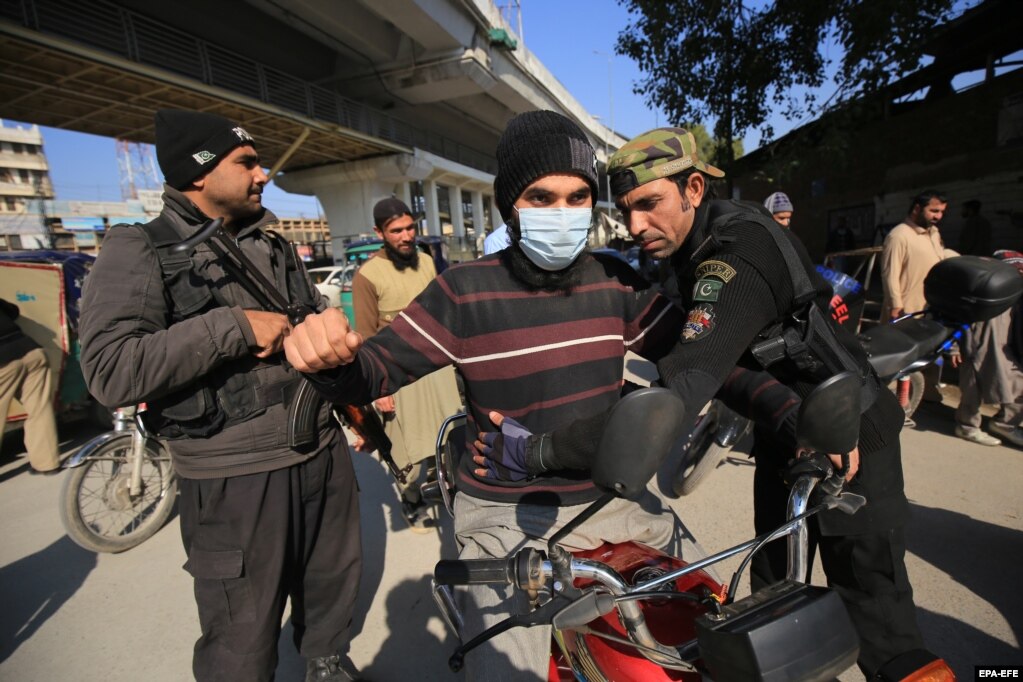 Zyrtarët pakistanezë të sigurisë duke kryer inspektime në një pikë kontrolli në Peshavar, më 24 janar, pas shtimit të incidenteve të dhunshme, që kur talibanët kanë marrë pushtetin në Afganistanin fqinj.
