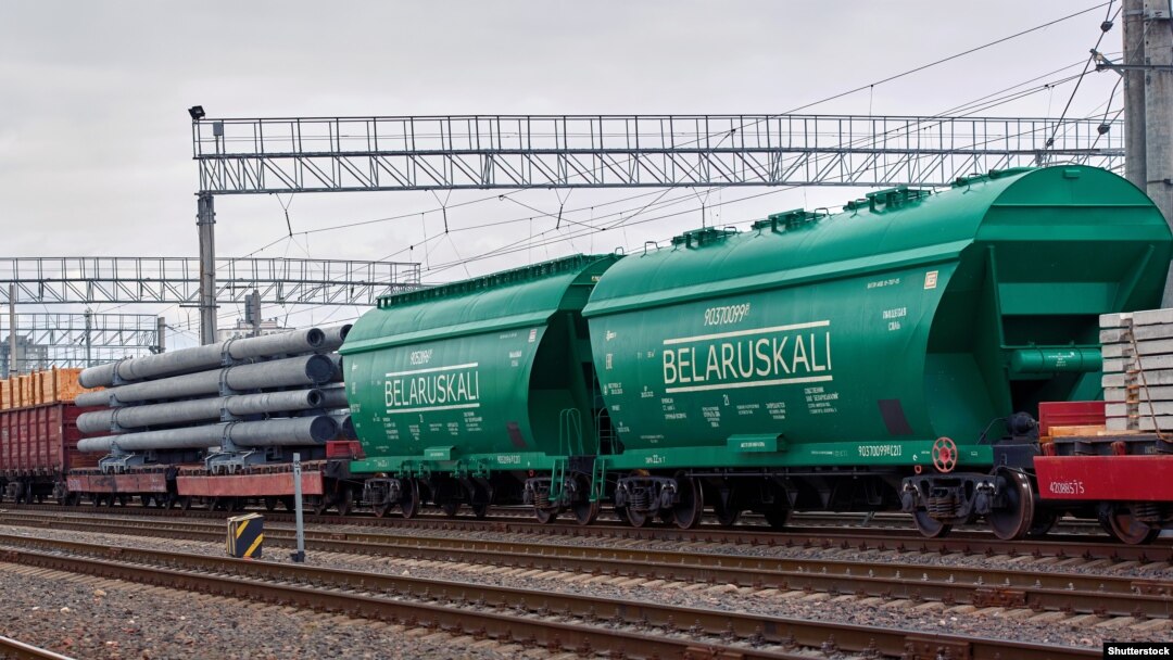 A freight train loaded with potash from the Belaruskali company, one of the world's largest producers of the fertilizer whose CEO's assets are currently frozen by the EU. (file photo)