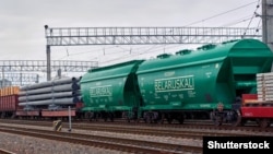 A freight train loaded with potash from the Belaruskali company, one of the world's largest producers of the fertilizer whose CEO's assets are currently frozen by the EU. (file photo)