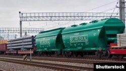 A freight train loaded with potash from the Belaruskali company, one of the world's largest producers of the fertilizer. (file photo)