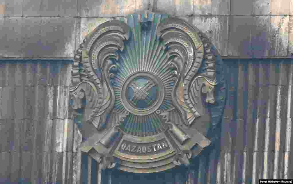 Покрытый сажей государственный герб Казахстана на здании акимата Алматы. 11 января 2022 года