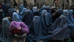 زنان در انتظار اهدای نان رایگان در مقابل یک نانوایی در کابل