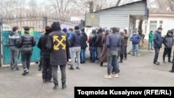 Люди возле морга, Алматы, 10 января