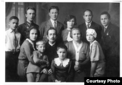 Сям’я Тодара і Марыі Ласёў (сядзяць у цэнтры). У барэце — бабуля аўтара Вера Лось-Паўлава. Менск, 1936 год.