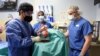 Hirurg predvodi tim koji je izveo operaciju presađivanja genetski modifikovanog srca, Maryland, SAD 7. januara 2022.