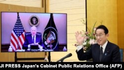 Fumio Kisida japán miniszterelnök virtuális csúcstalálkozón Joe Biden amerikai elnökkel a miniszterelnöki hivatalban, Japánban
