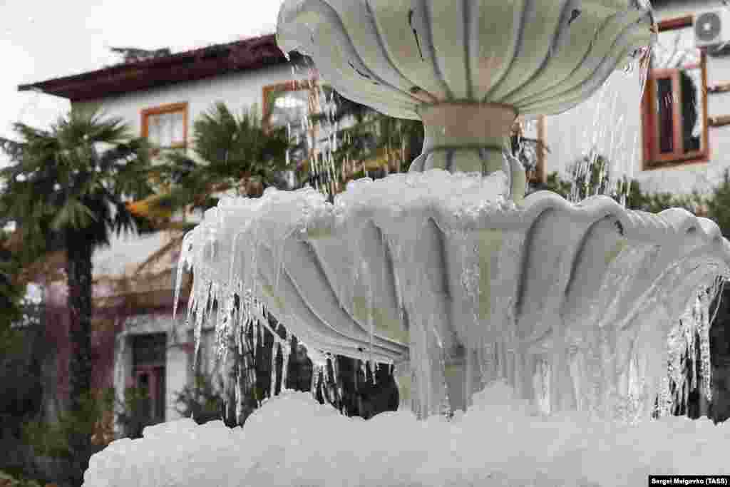 Замерзшая вода в фонтане Никитского ботсада