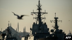 Fregate din țări NATO (Spania, Portugalia și Canada) ancorate în portul Sarayburnu din Istanbul, 6 decembrie 2015.