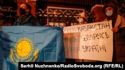 Ініціатори акції висловили підтримку народу Казахстану «в боротьбі за демократію» та засудили обмеження громадянських свобод, інформаційну блокаду та застосування летальної зброї проти цивільних