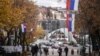 Flamuj të Serbisë të vendosur në rrugët e Mitrovicës së Veriut. 9 nëntor 2021. 