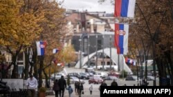 Flamuj të Serbisë të vendosur në rrugët e Mitrovicës së Veriut. 9 nëntor 2021. 