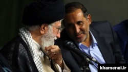 علیرضا قزوه در یکی از دیدارهای شاعران حکومتی با رهبر جمهوری اسلامی در تابستان ۹۳