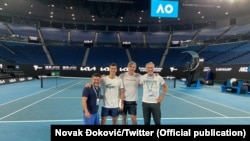 Novak Đoković na teniskom terenu nakon što je sud u Australiji odlučio da mu je viza za ulazak u ovu zemlju važeća, 10. januar 2022.