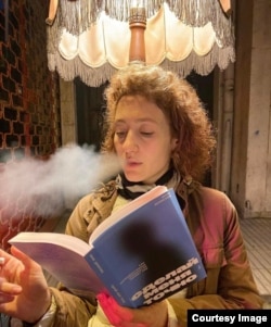 Актриса Мириам Сехон с книгой Инны Денисовой